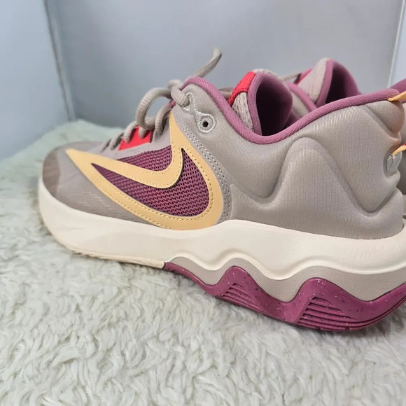 Nike Giannis Immortality 3 Low Shoes Men's 9.5 Berry Guava Ice Fossil Gold New - Picture 6 of 13